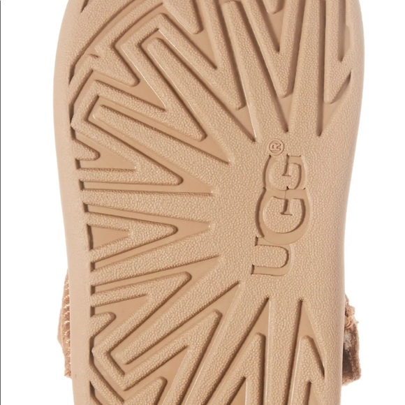 UGGS - Picture 5 of 9
